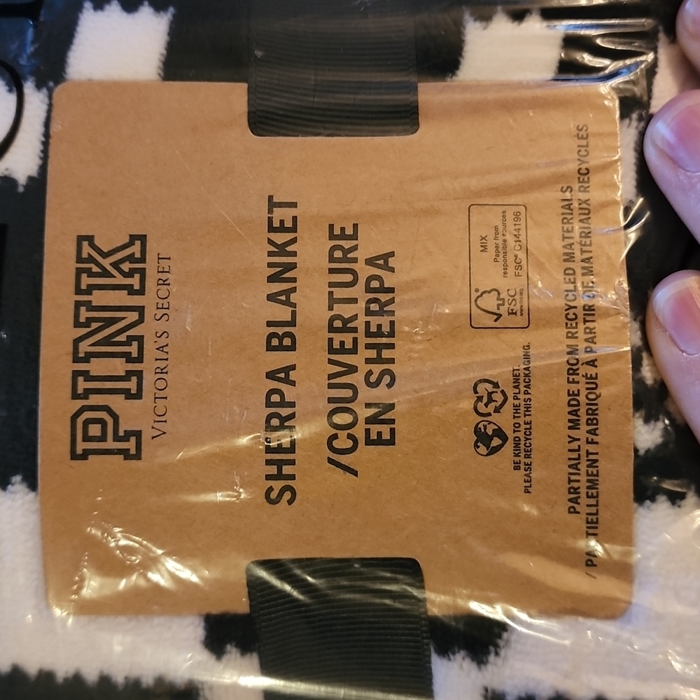 Victoria Secret PINK sherpa throw blanket fleece brand new black white peace dog - Picture 5 of 9